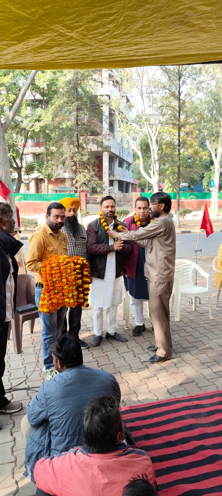 नगर निगम के सफाई मित्रों ने डीसी रेट पास करवाने पर प्रधान एच. एस. लक्की और पार्षद जसवीर बंटी का जताया आभार